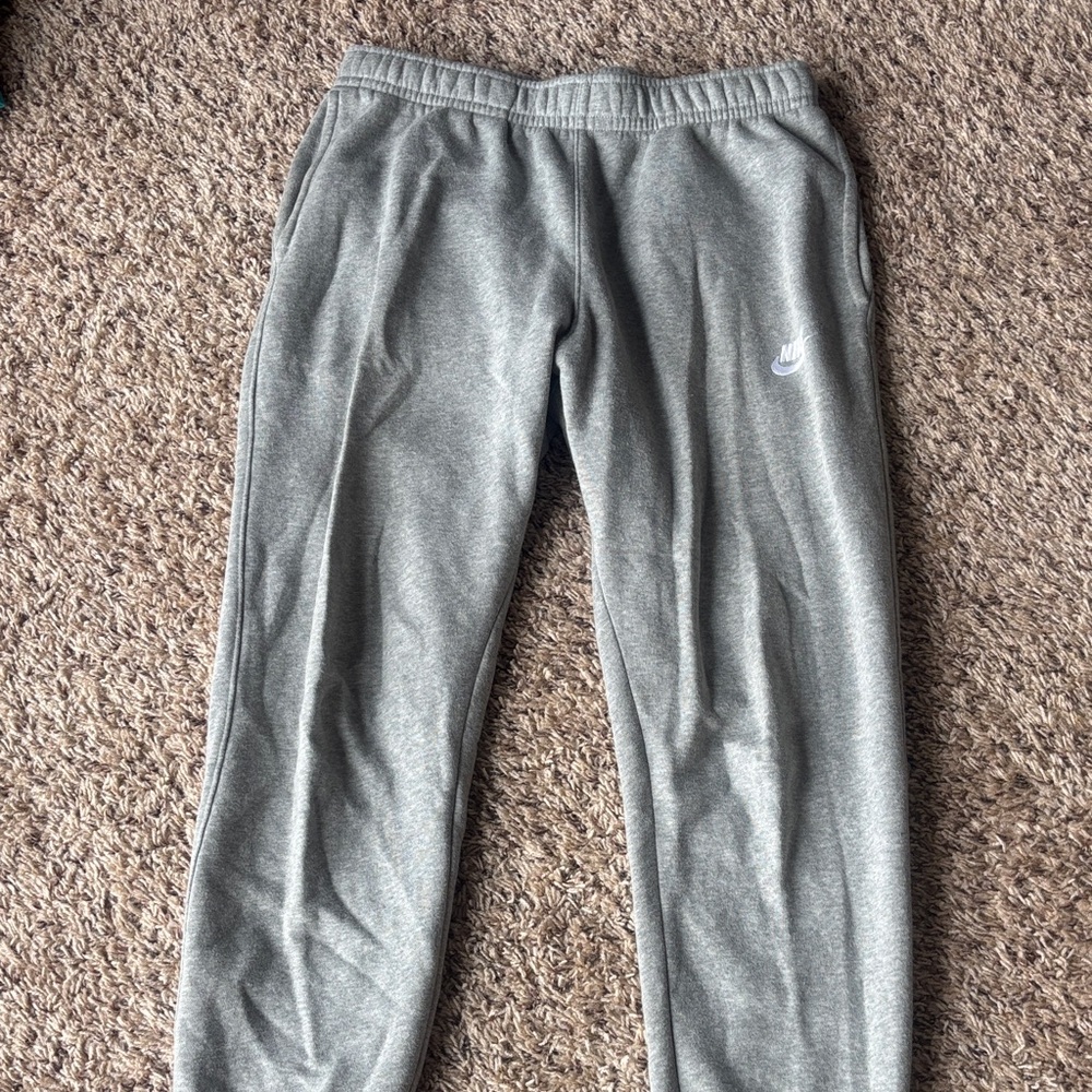 Men’s Nike medium gray sweatpants with back pocket, gently used condition